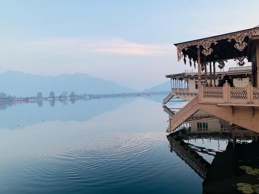 Yadgaar Houseboats Hotel Srinagar  Bagian luar foto