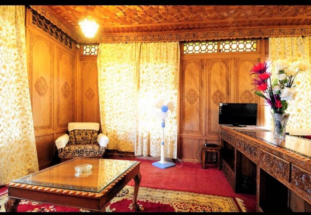 Yadgaar Houseboats Hotel Srinagar  Bagian luar foto