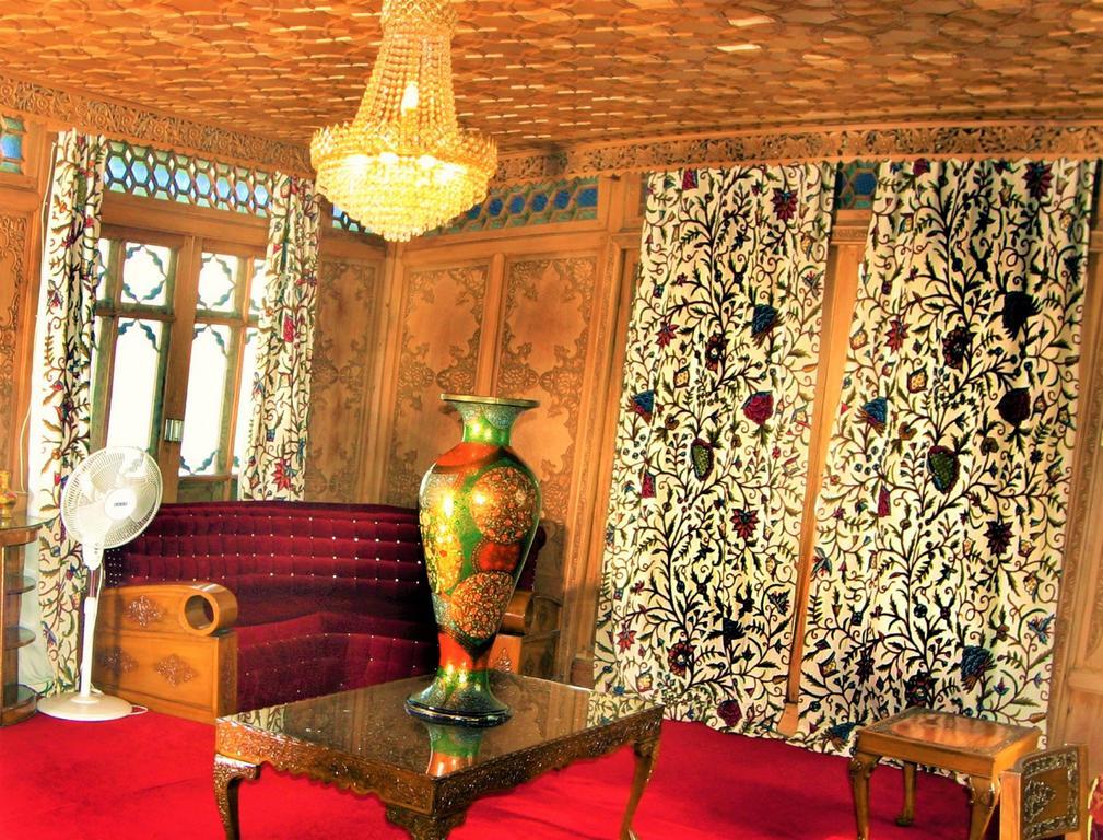 Yadgaar Houseboats Hotel Srinagar  Bagian luar foto