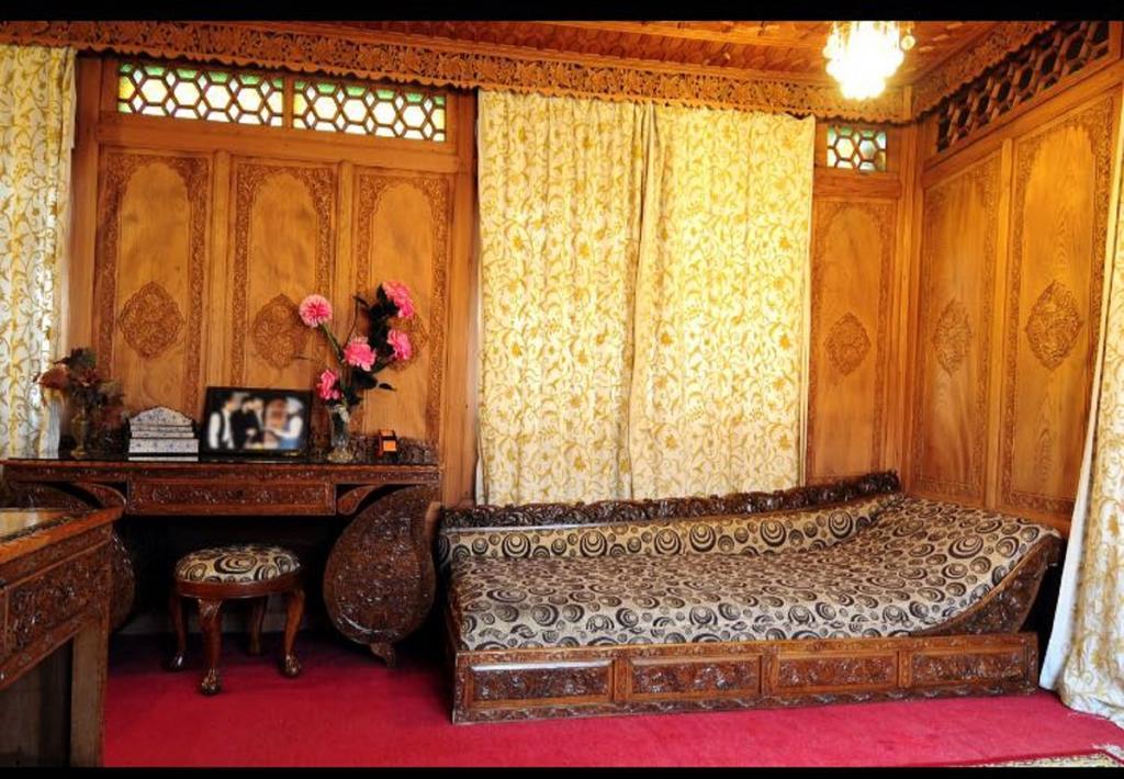 Yadgaar Houseboats Hotel Srinagar  Bagian luar foto