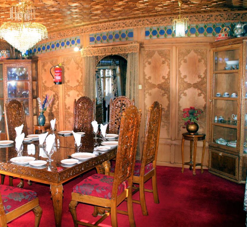 Yadgaar Houseboats Hotel Srinagar  Bagian luar foto