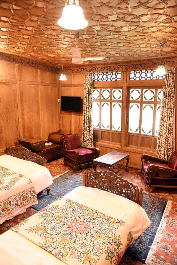 Yadgaar Houseboats Hotel Srinagar  Bagian luar foto