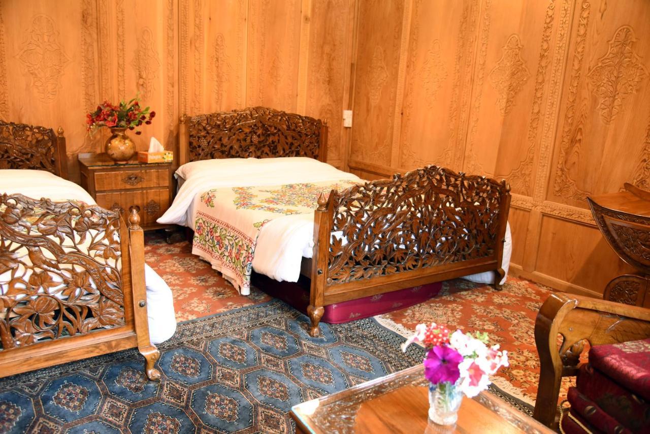 Yadgaar Houseboats Hotel Srinagar  Bagian luar foto