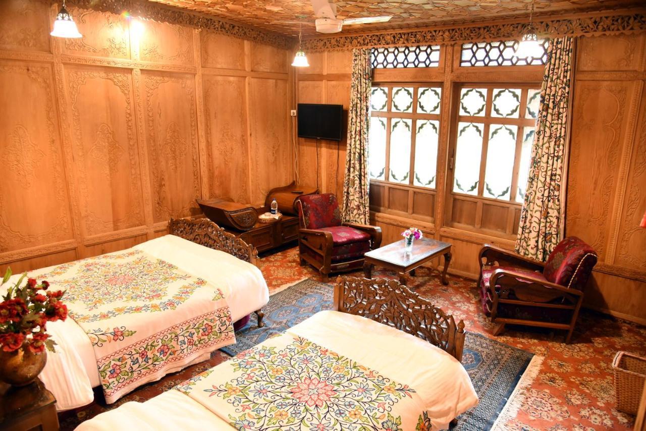 Yadgaar Houseboats Hotel Srinagar  Bagian luar foto