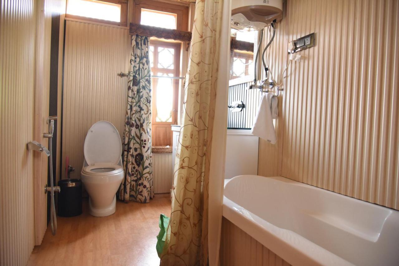 Yadgaar Houseboats Hotel Srinagar  Bagian luar foto